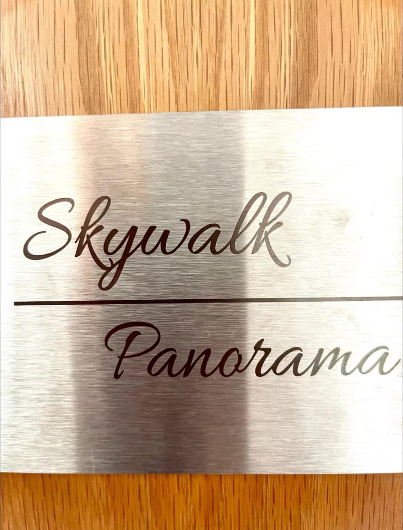 Gemuetliche Balkon-oase Mit Blick Auf Skywalk